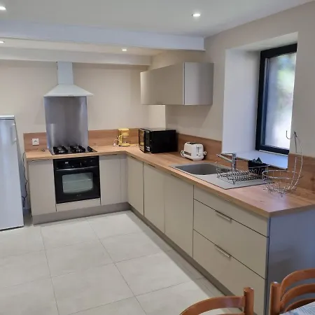 Fontaine Vieille בית הארחה 3*